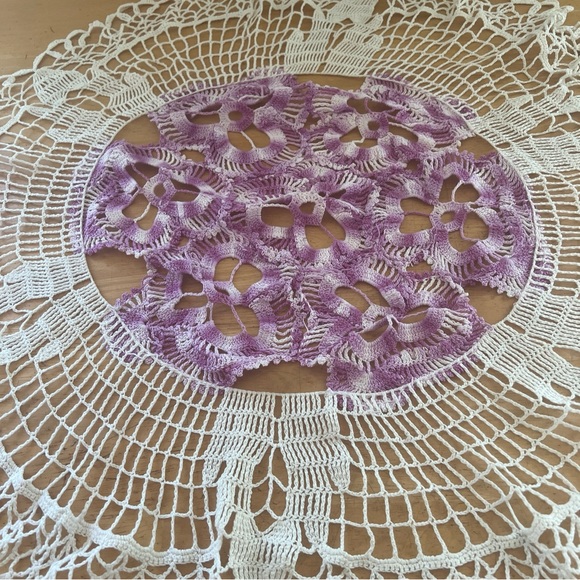 Vintage 32” crocheted lace round table cover with matching doily - Picture 2 of 3